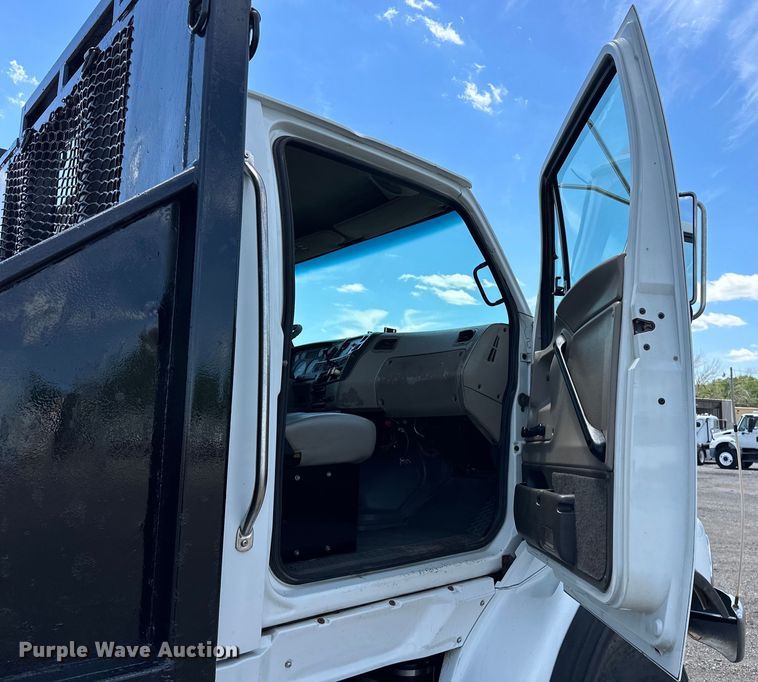 image for item EG1558 2007 Sterling  grapple crane truck