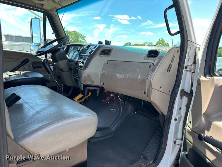 image for item EG1558 2007 Sterling  grapple crane truck