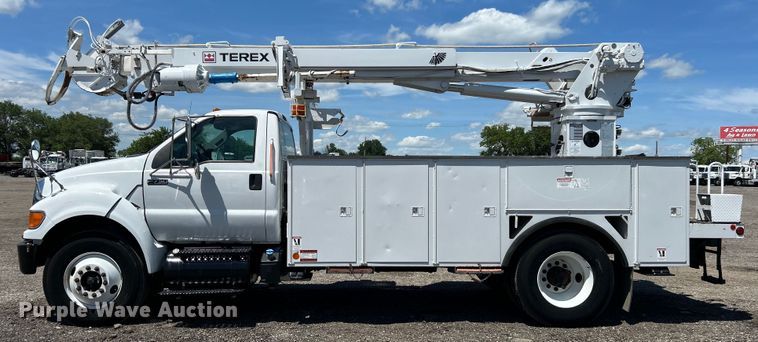image for item EG1572 2011 Ford F750 Super Duty digger derrick truck