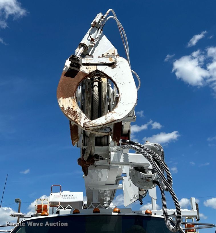 image for item EG1572 2011 Ford F750 Super Duty digger derrick truck