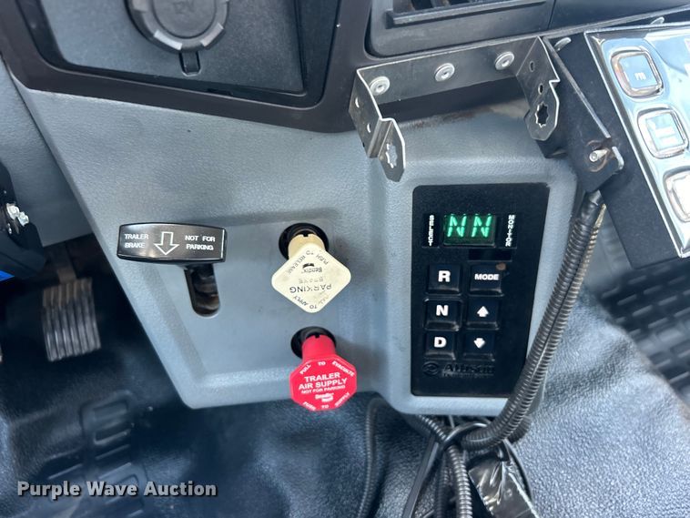 image for item EG1572 2011 Ford F750 Super Duty digger derrick truck