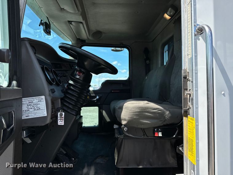 image for item EG1574 2009 Kenworth  T370 shingle conveyor truck