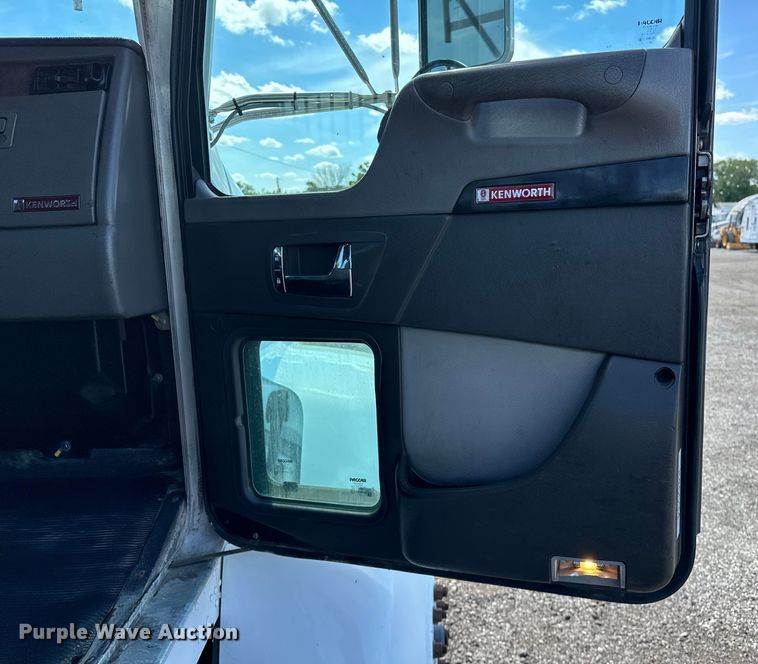 image for item EG1574 2009 Kenworth  T370 shingle conveyor truck