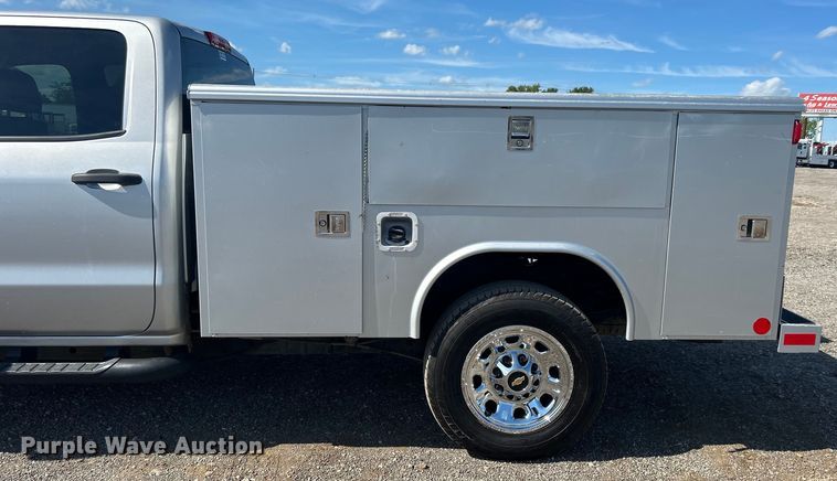 image for item EG1577 2016 Chevrolet Silverado 3500HD Crew Cab utility bed pickup truck