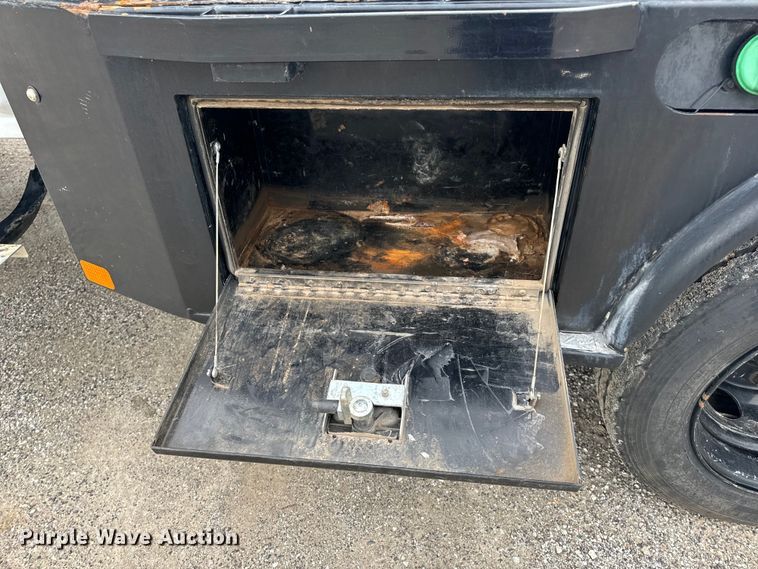 image for item EH6756 2019 Chevrolet Silverado 6500HD flatbed truck