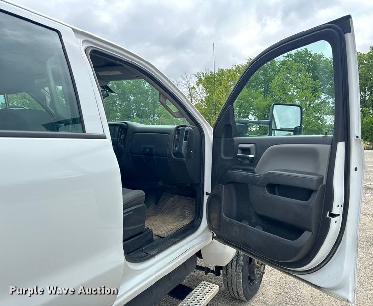 image for item EH6756 2019 Chevrolet Silverado 6500HD flatbed truck