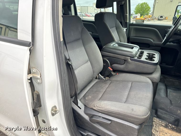 image for item EH6756 2019 Chevrolet Silverado 6500HD flatbed truck