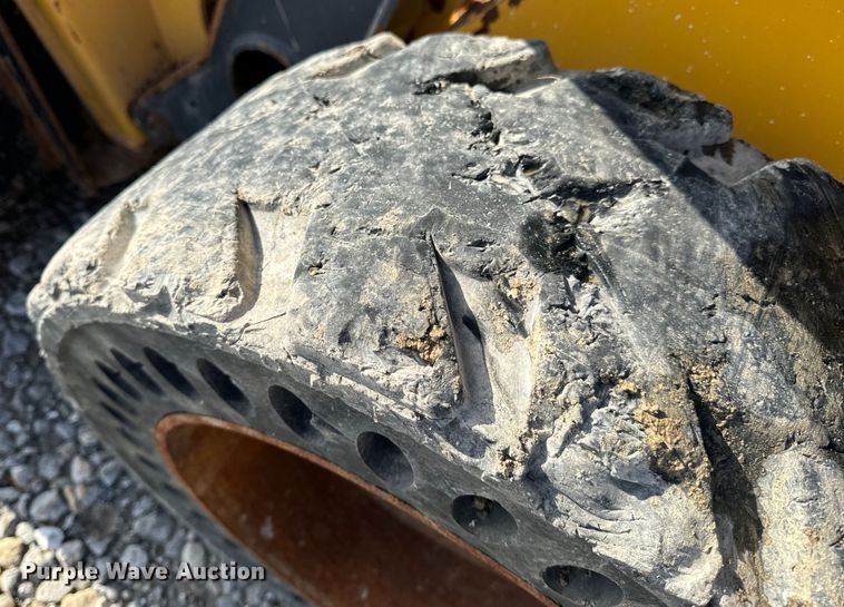 image for item EH6760 2015 John Deere 320E skid steer loader