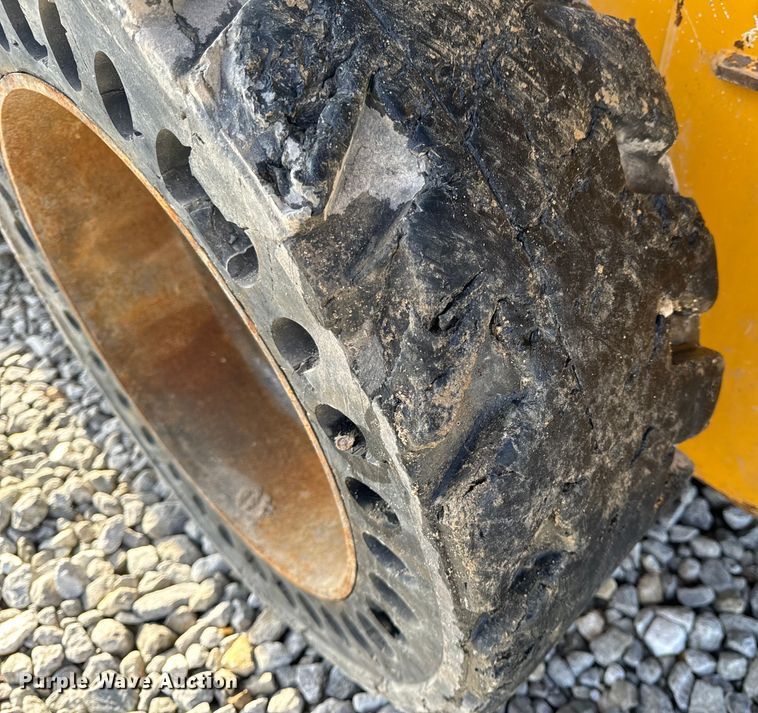 image for item EH6760 2015 John Deere 320E skid steer loader