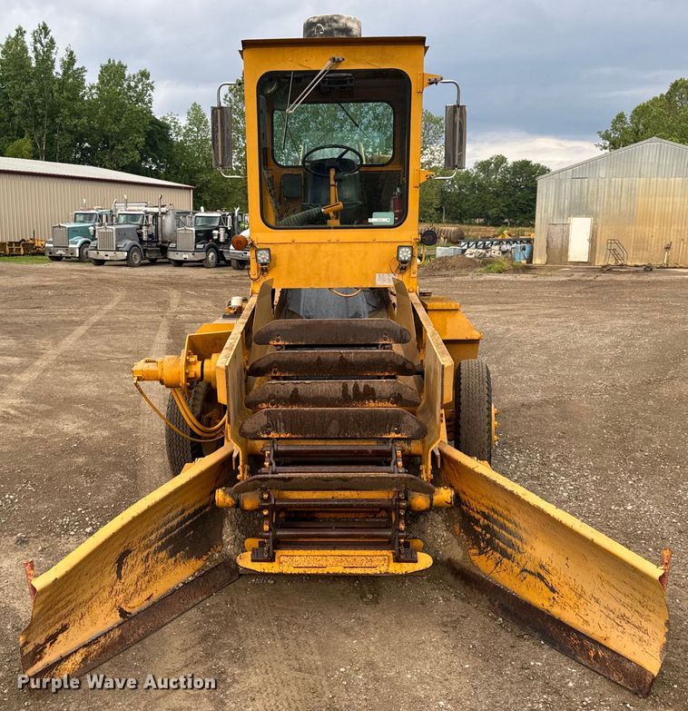 image for item EH6779 1989 Athey 7-12D windrower