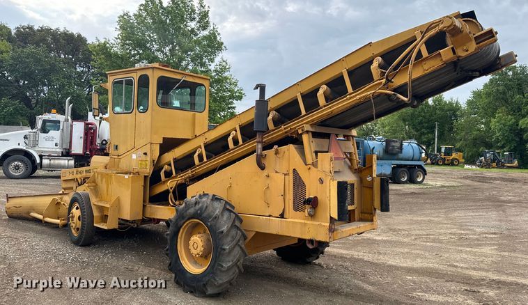 image for item EH6779 1989 Athey 7-12D windrower