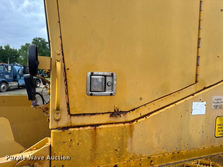 image for item EH6779 1989 Athey 7-12D windrower