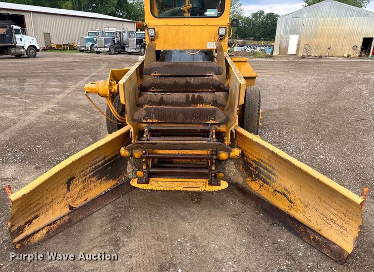 image for item EH6779 1989 Athey 7-12D windrower