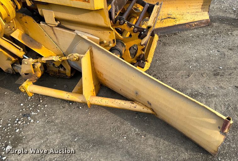 image for item EH6779 1989 Athey 7-12D windrower