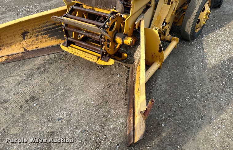 image for item EH6779 1989 Athey 7-12D windrower