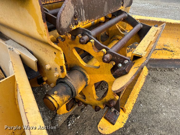 image for item EH6779 1989 Athey 7-12D windrower