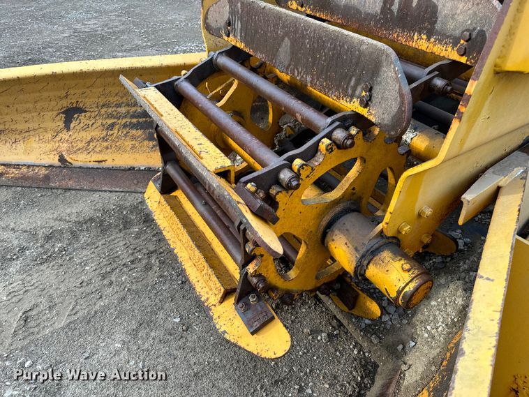 image for item EH6779 1989 Athey 7-12D windrower