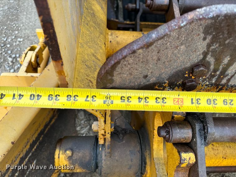 image for item EH6779 1989 Athey 7-12D windrower