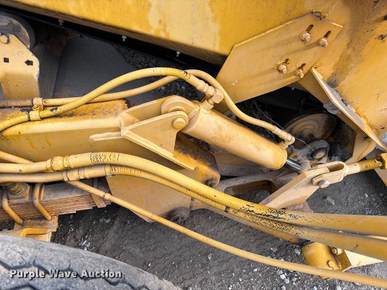 image for item EH6779 1989 Athey 7-12D windrower