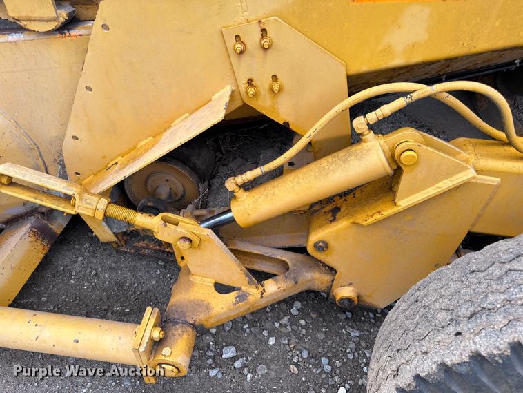 image for item EH6779 1989 Athey 7-12D windrower