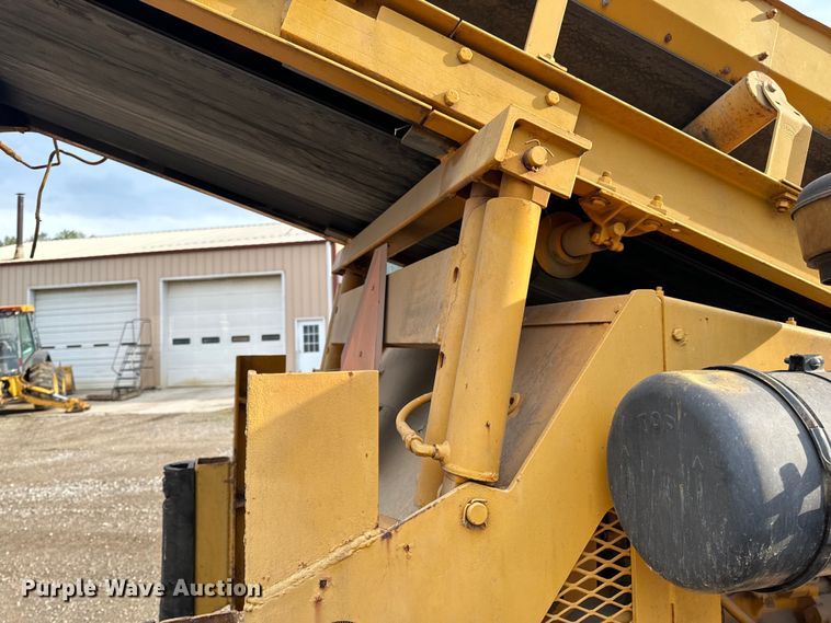 image for item EH6779 1989 Athey 7-12D windrower