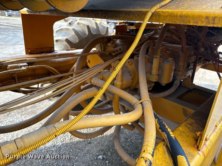 image for item EH6779 1989 Athey 7-12D windrower