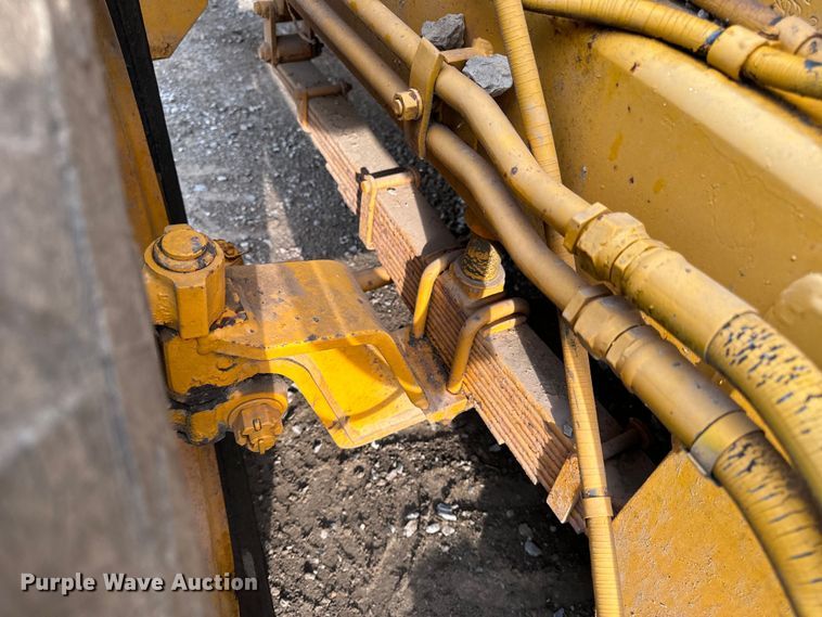 image for item EH6779 1989 Athey 7-12D windrower