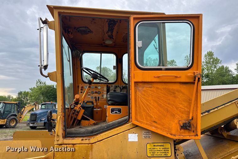 image for item EH6779 1989 Athey 7-12D windrower