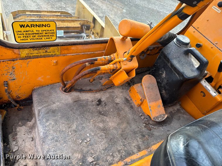 image for item EH6779 1989 Athey 7-12D windrower