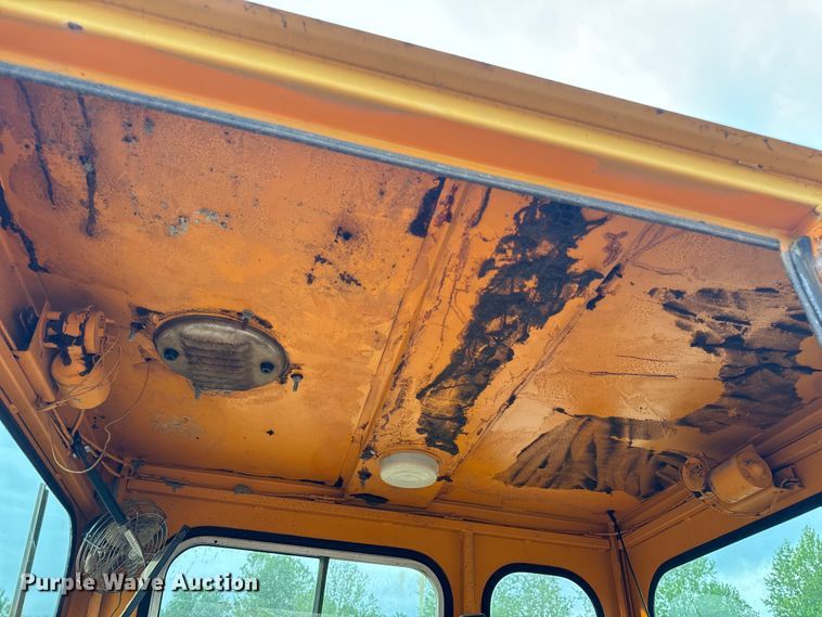 image for item EH6779 1989 Athey 7-12D windrower