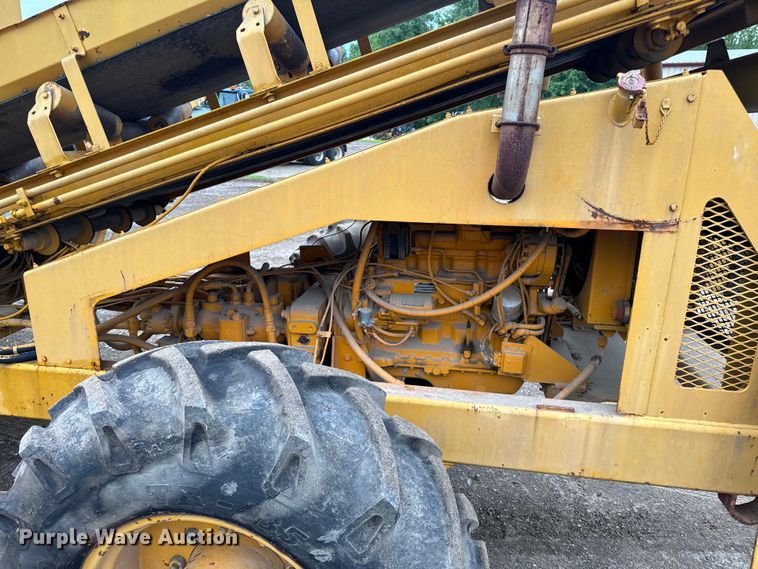 image for item EH6779 1989 Athey 7-12D windrower