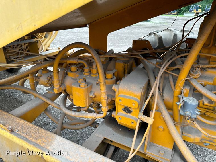 image for item EH6779 1989 Athey 7-12D windrower