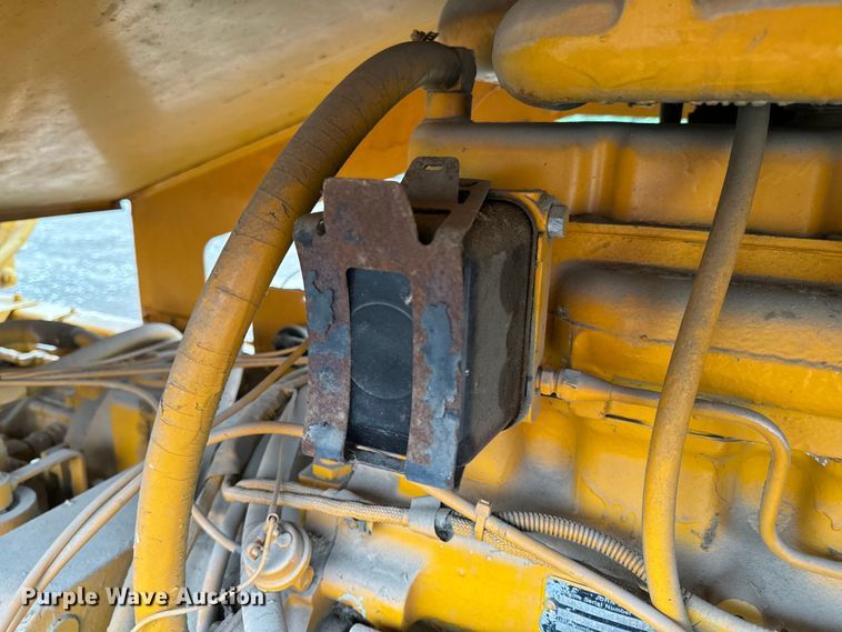 image for item EH6779 1989 Athey 7-12D windrower