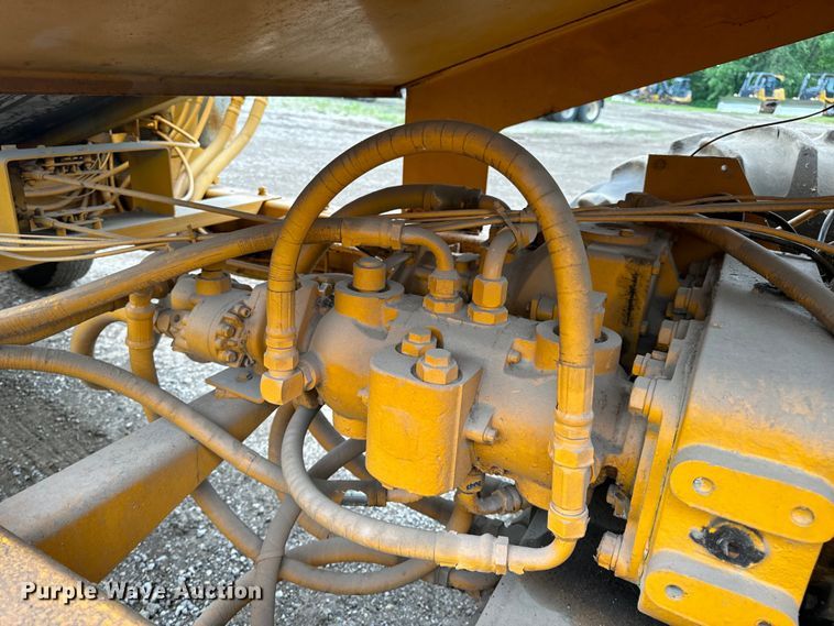 image for item EH6779 1989 Athey 7-12D windrower