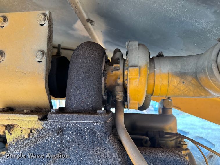 image for item EH6779 1989 Athey 7-12D windrower