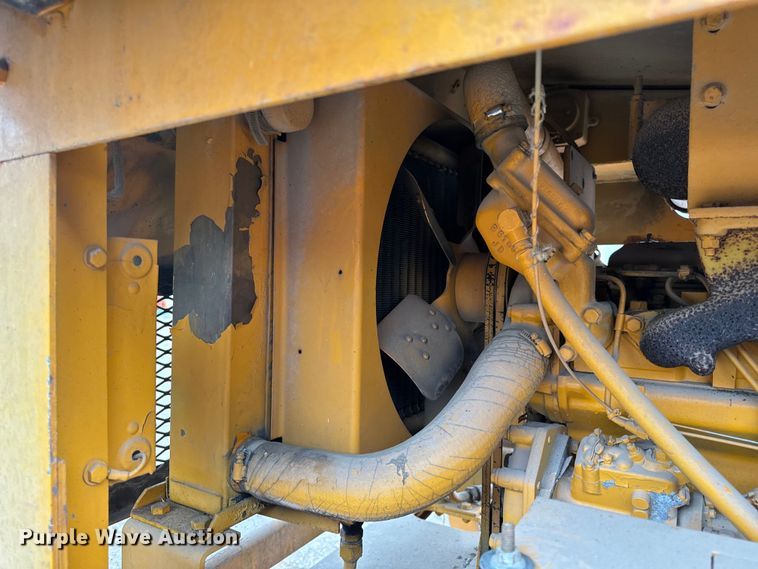 image for item EH6779 1989 Athey 7-12D windrower