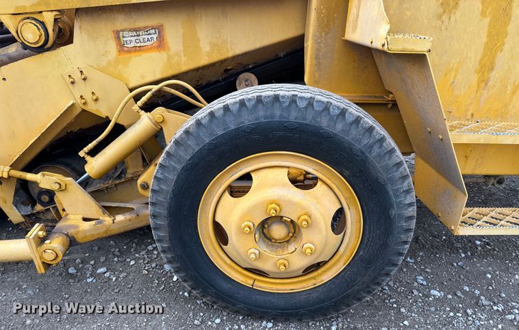 image for item EH6779 1989 Athey 7-12D windrower