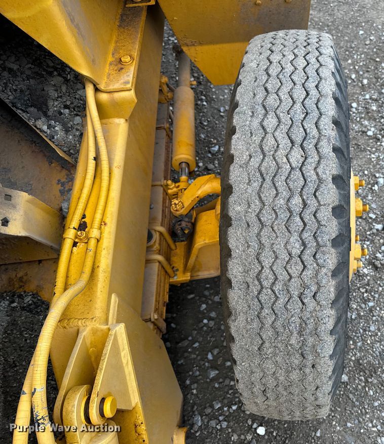 image for item EH6779 1989 Athey 7-12D windrower