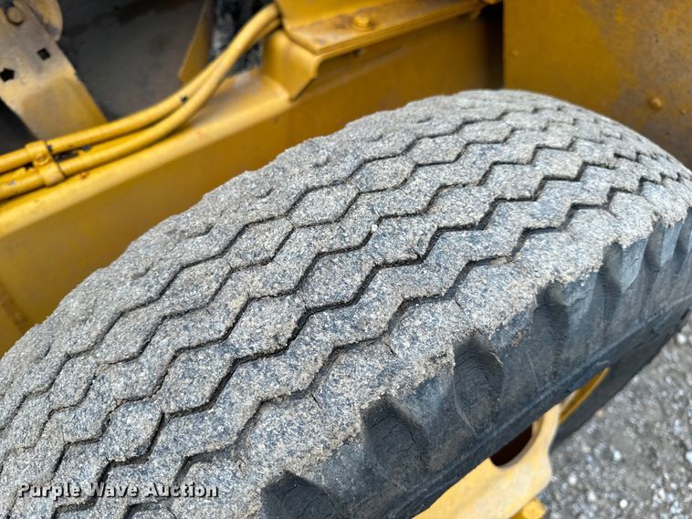 image for item EH6779 1989 Athey 7-12D windrower