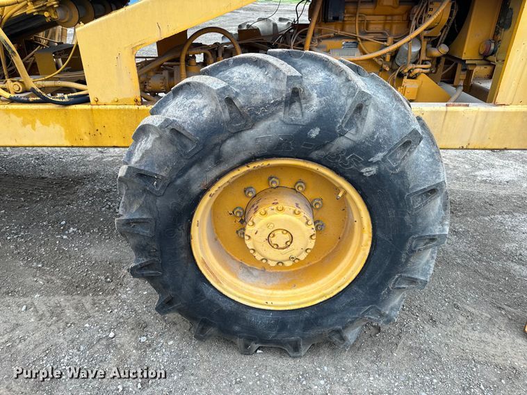 image for item EH6779 1989 Athey 7-12D windrower