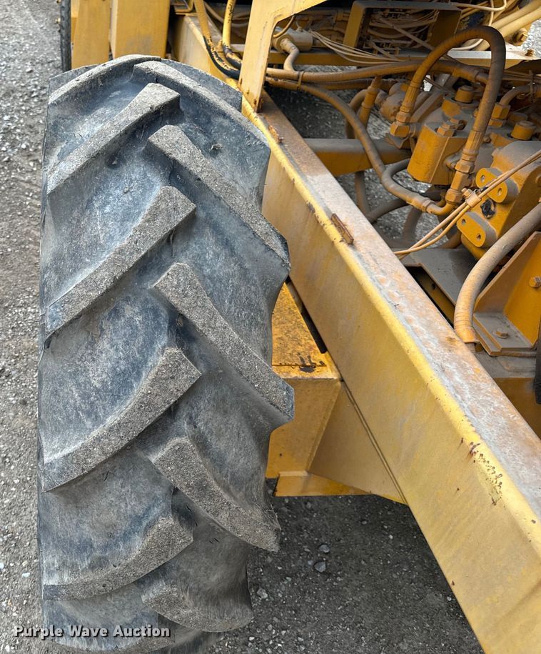 image for item EH6779 1989 Athey 7-12D windrower