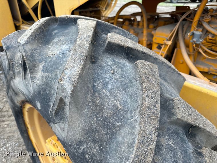 image for item EH6779 1989 Athey 7-12D windrower