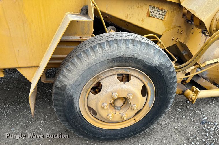 image for item EH6779 1989 Athey 7-12D windrower