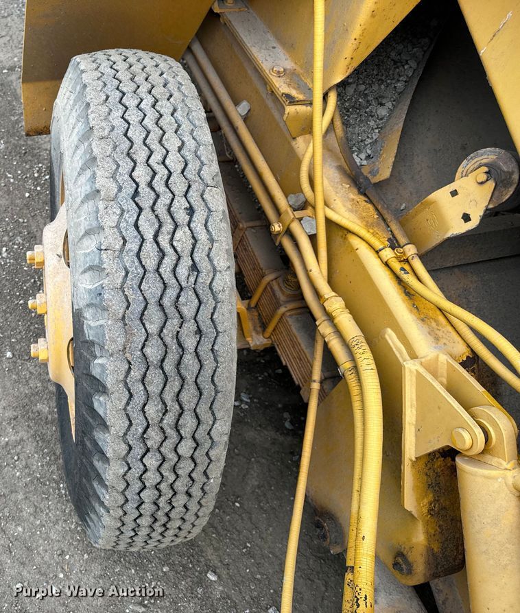 image for item EH6779 1989 Athey 7-12D windrower