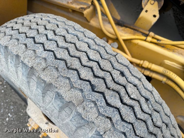 image for item EH6779 1989 Athey 7-12D windrower