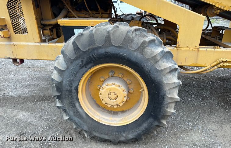 image for item EH6779 1989 Athey 7-12D windrower