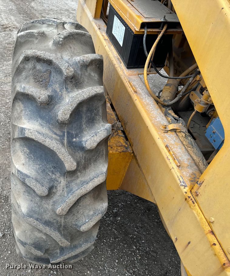 image for item EH6779 1989 Athey 7-12D windrower