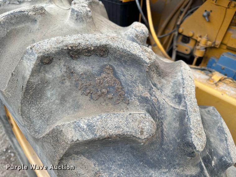 image for item EH6779 1989 Athey 7-12D windrower