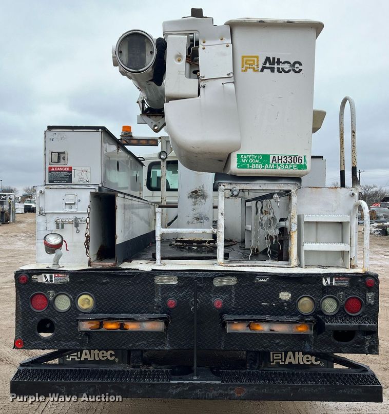 image for item EI0605 2011 International DuraStar 4300 bucket truck