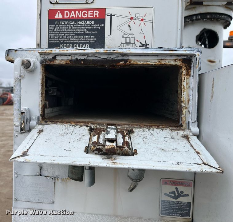 image for item EI0605 2011 International DuraStar 4300 bucket truck